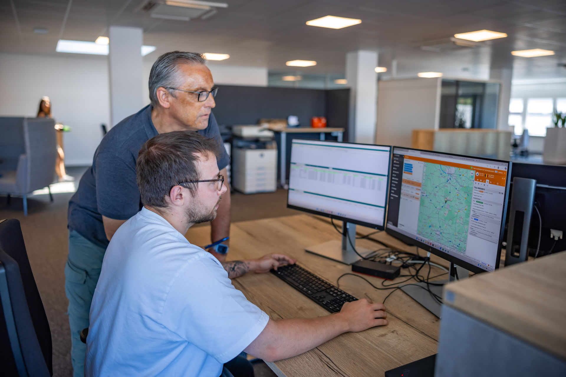 Hergarten Teamwork und Logistik-Disposition am Computer